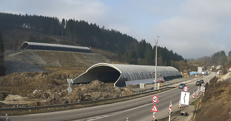 Zrealizované klenby ekoduktu; vzadu na časti B v rámci SO 08-33-13 Nadchod pre zver v nžkm 282,963 nad železničnou traťou č. 127 Žilina – Čadca – Svrčinovec zastávka – Mosty u Jablunkova (CZ), vpredu na časti A nad Šľahorovým potokom SO 202-00